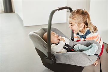 Nuna PIPA Lite Infant Car Seat - Caviar